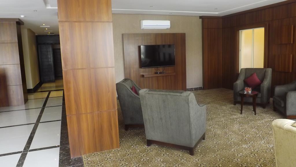Baron Palace - Almasif Hotel Apartments Riaad Buitenkant foto