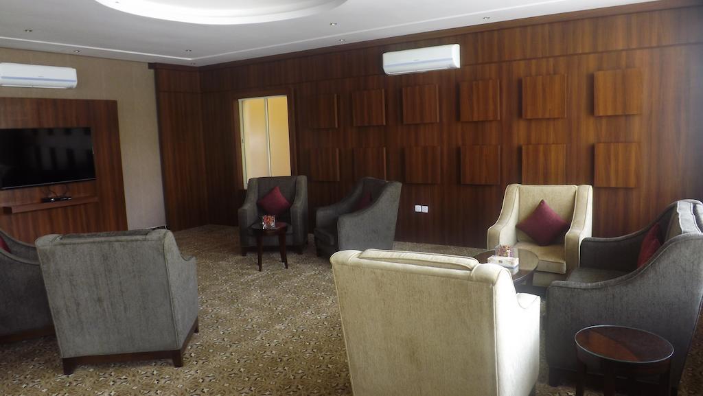 Baron Palace - Almasif Hotel Apartments Riaad Buitenkant foto