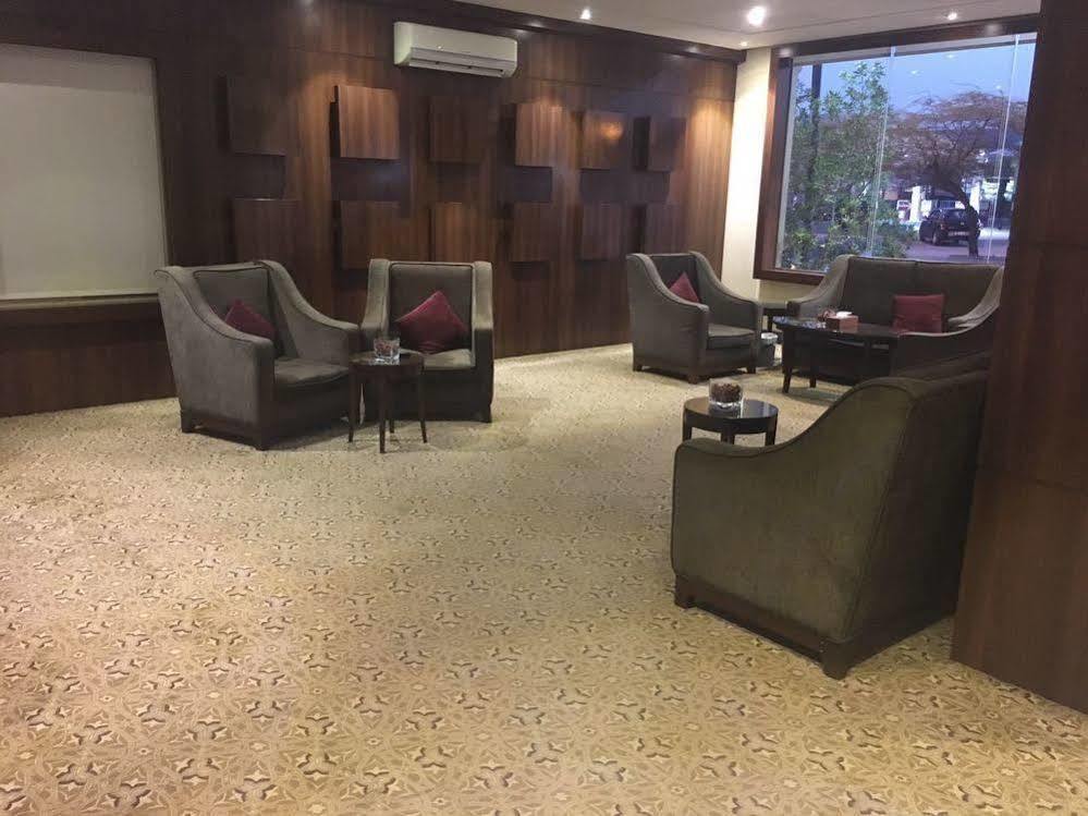 Baron Palace - Almasif Hotel Apartments Riaad Buitenkant foto