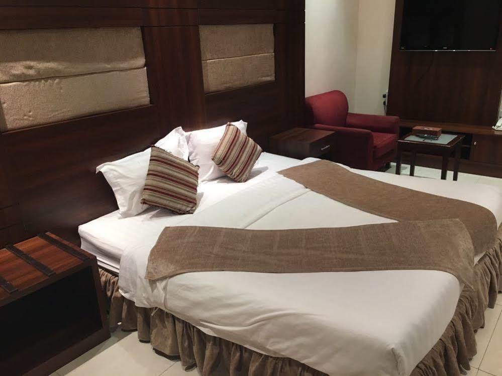 Baron Palace - Almasif Hotel Apartments Riaad Buitenkant foto